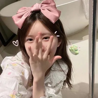 与一位女士合影